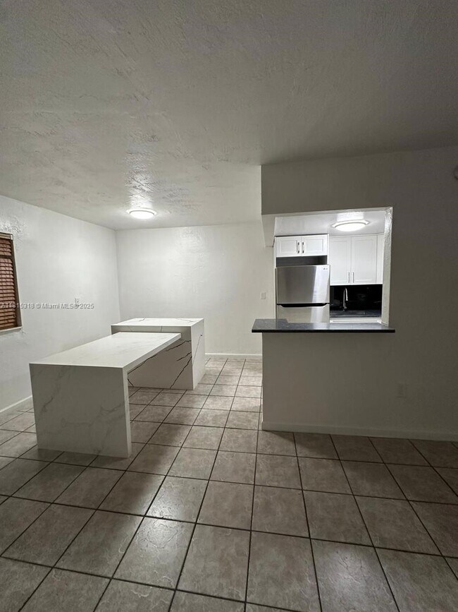 Building Photo - 1230 W 54th St