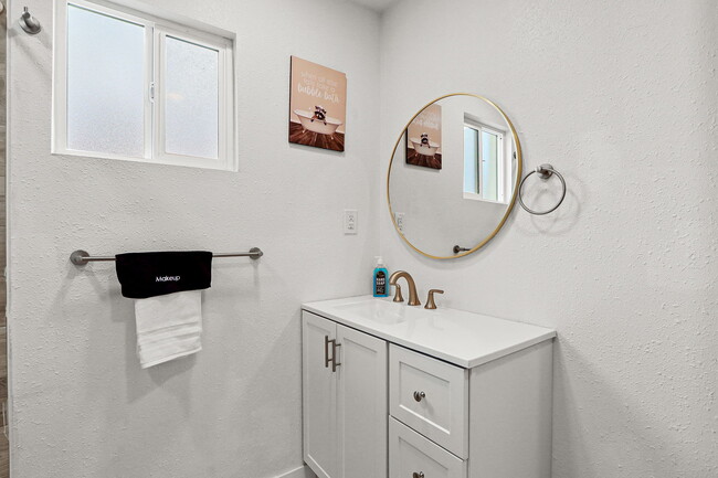 Full Bathroom - 5200 Carousel Dr