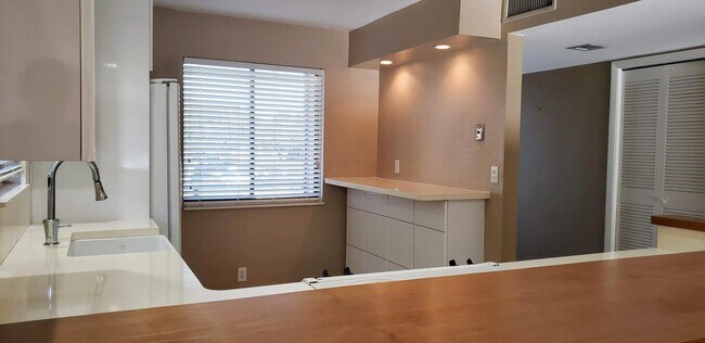 Building Photo - 331 Lakeview Dr