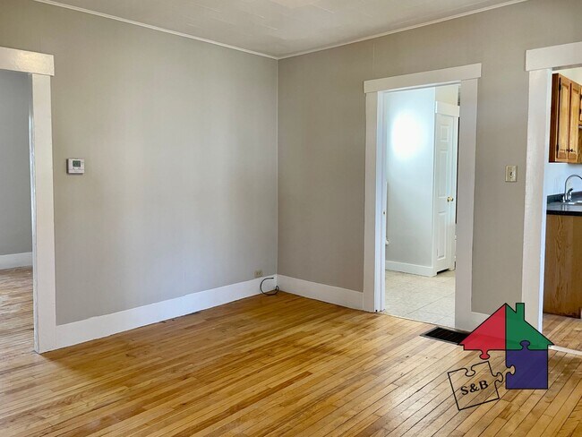 Building Photo - 49 Maple Ave