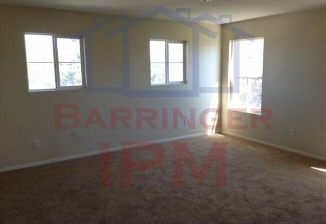 Building Photo - Close to freeway and shopping