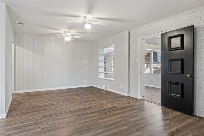 Building Photo - 175 E Elm St