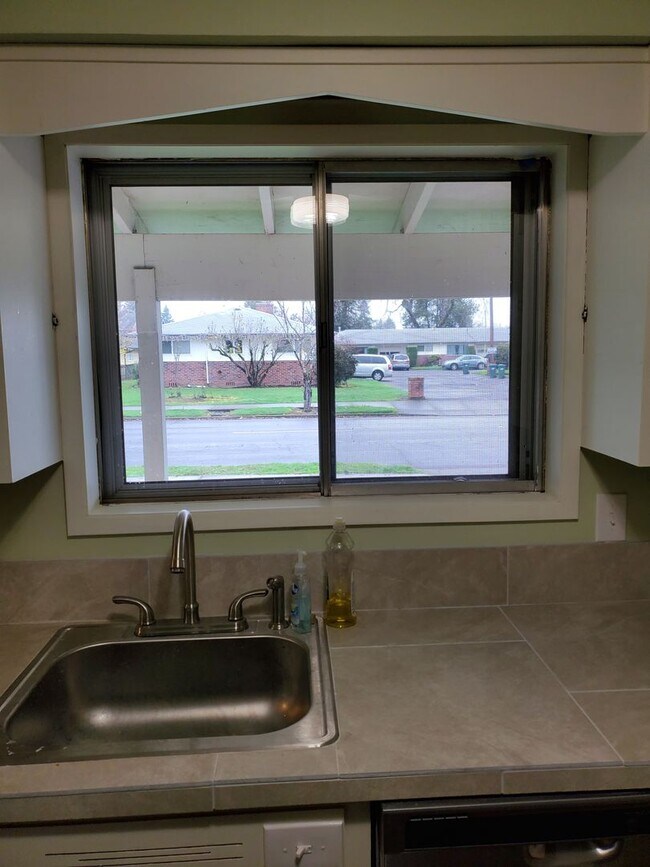 Building Photo - 3bd/1.5ba Completely Remodeled House with ...