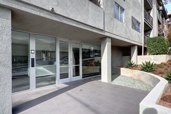 Building Photo - 9005 Cynthia St