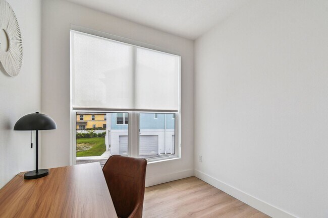 Building Photo - A charming coastal townhouse, just minutes from downtown St. Pete!