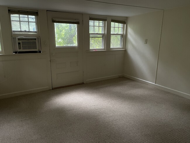 Bedroom w wall unit for ac - 1142 Sperry Rd