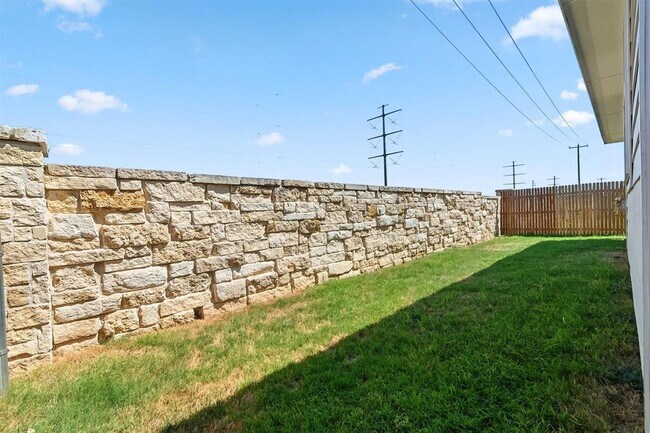 Building Photo - 905 Gray Fox Lp