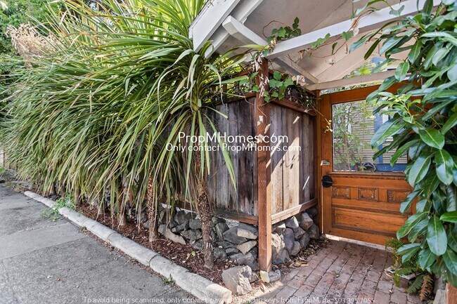 Building Photo - Charming Three Bedroom Home In N Portland!