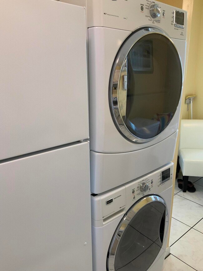 Building Photo - 1121 Cactus Terrace