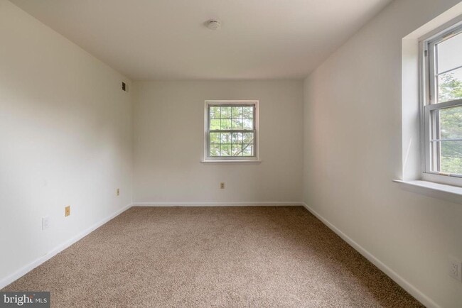 Building Photo - 3324 Valley Dr