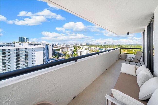 Building Photo - 2555 Collins Ave