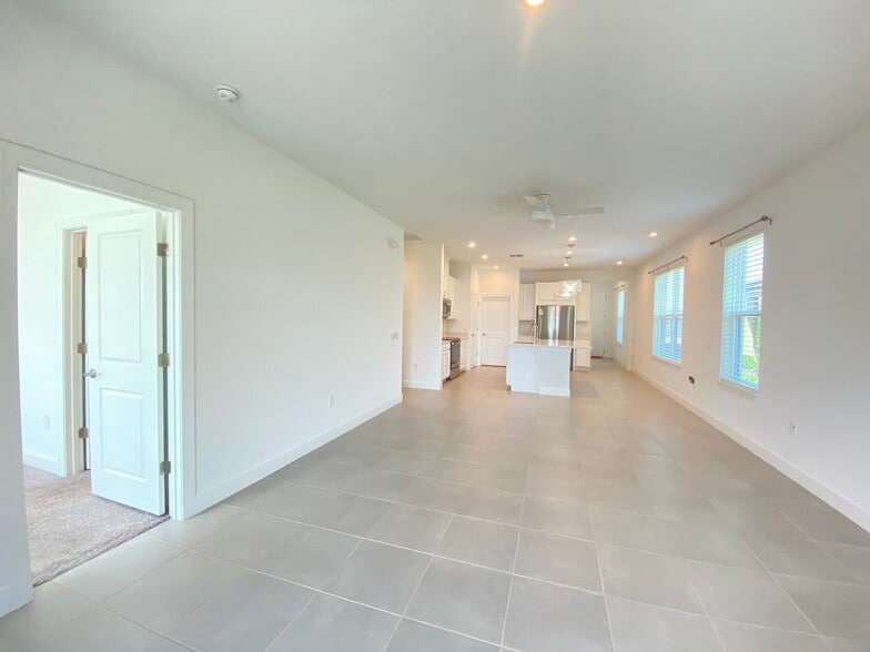 Building Photo - 2182 Palm Tree Dr