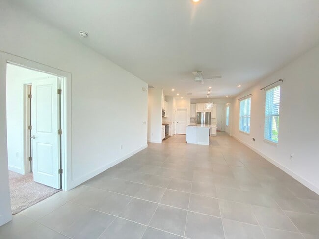 Building Photo - 2182 Palm Tree Dr