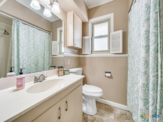 Building Photo - 1660 McIver