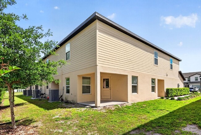 Building Photo - 3BR Townhome in Tavares with Open Floor Plan & Community Playground