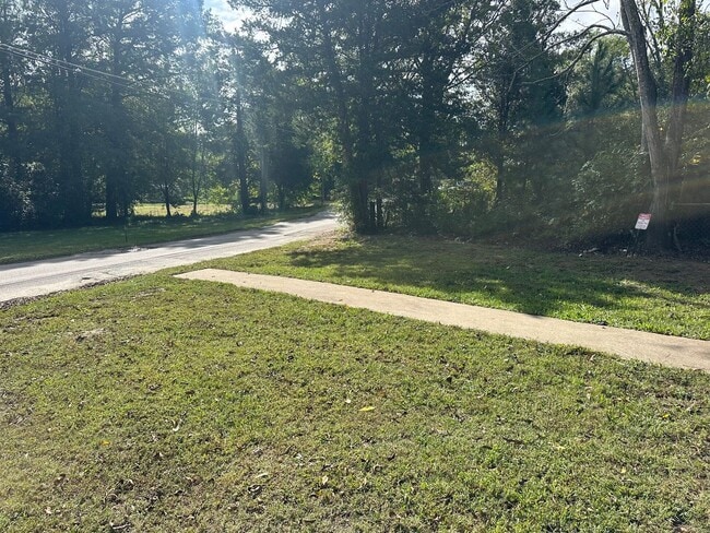 Building Photo - Recently Renovated 2-Bedroom Home in Hende...