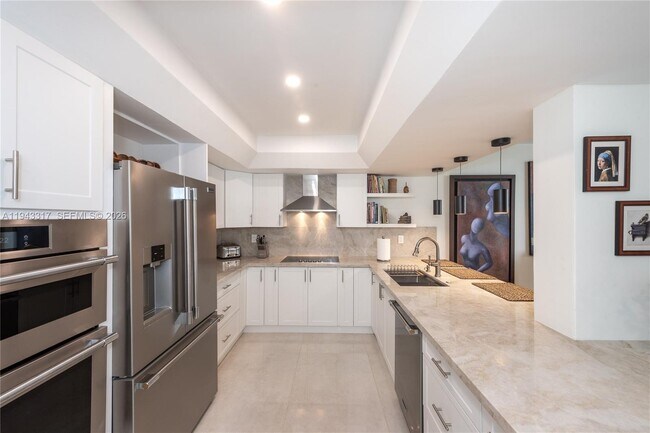 Building Photo - 520 Brickell Key Dr