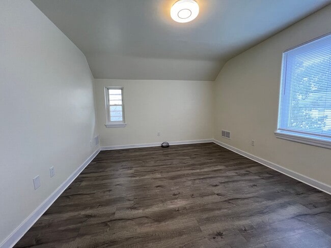 Building Photo - Updated 2BR house with off street parking!