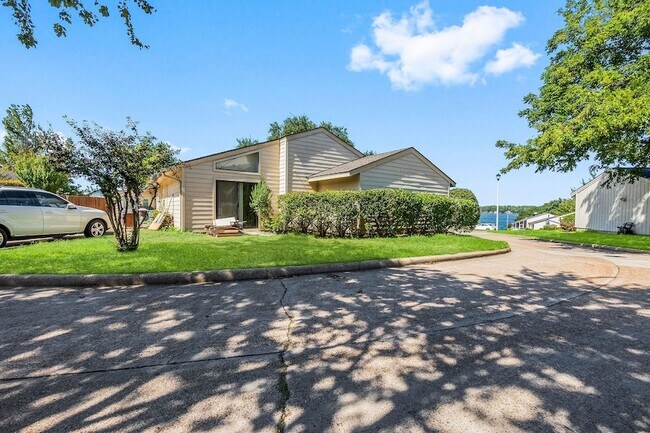 Building Photo - 49 April Point Dr N