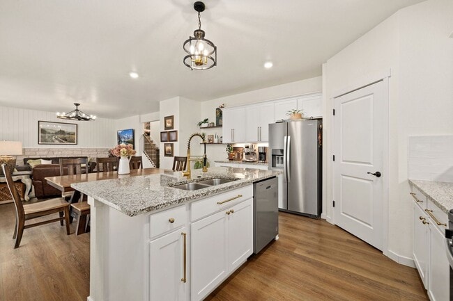 Building Photo - Upgraded 5-Bedroom Home in Immaculate Condition