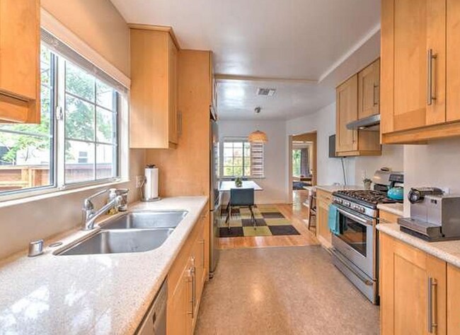 Building Photo - Beautifully Remodeled Home in Fantastic Westside Village/Palms location