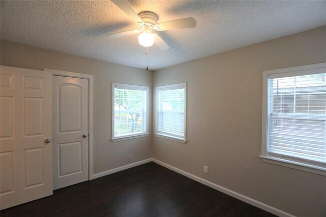 Building Photo - 8418 Grovecrest Dr