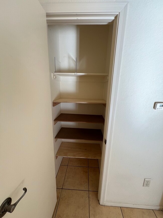 Building Photo - Townhome For Rent