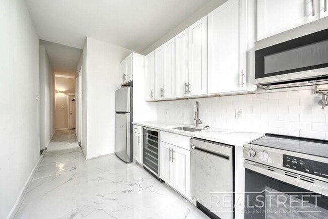 Building Photo - Massive 4BD/4BA Duplex with Office & Priva...