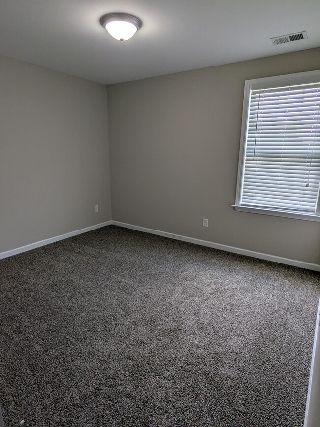 Building Photo - 702 Pippin Dr