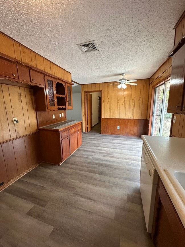 Building Photo - 3 Bed, 1.5 Bath, 1 Car garage