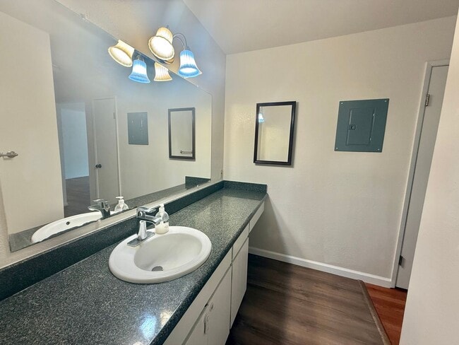 Building Photo - CAMPBELL - Downstairs unit in desirable location