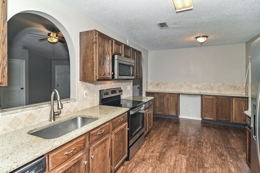 Building Photo - 946 Long Lake Dr