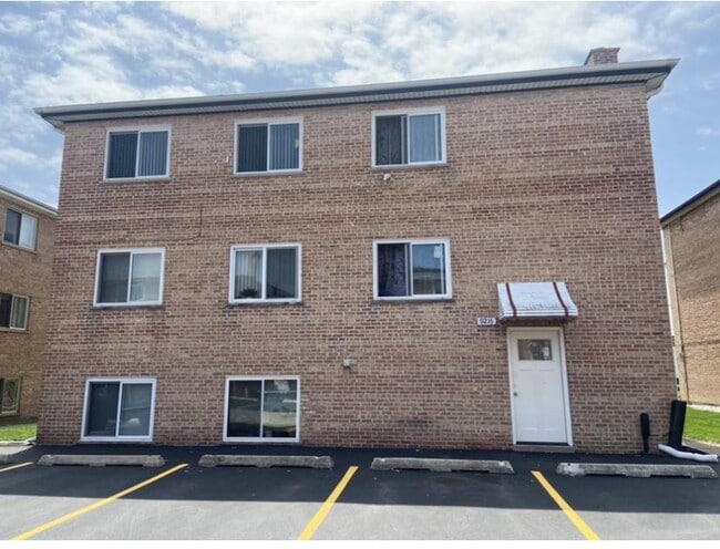 Building Photo - 2 bedroom in Schiller Park IL 60176