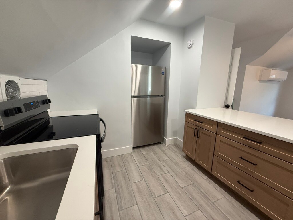 Building Photo - 1367 Burdette Ave