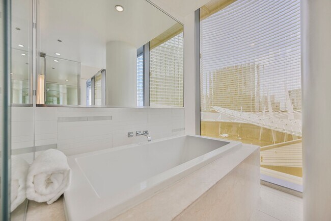 Building Photo - Luxurious premium corner unit nearly 1600 sq ft., Impeccably furnished-turn key- 2 bedroom 2 bath...