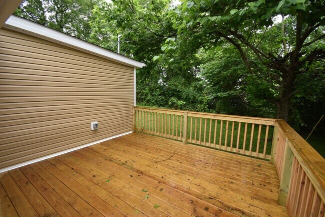 Building Photo - 2 Bedroom Home For Rent Near APSU!