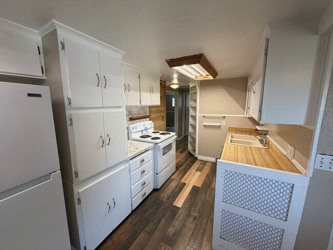 Building Photo - 683 N Washington Blvd