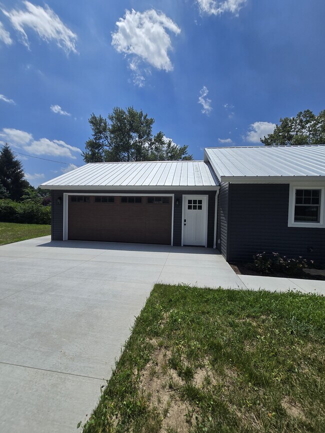 Building Photo - 6446 Navarre Rd SW