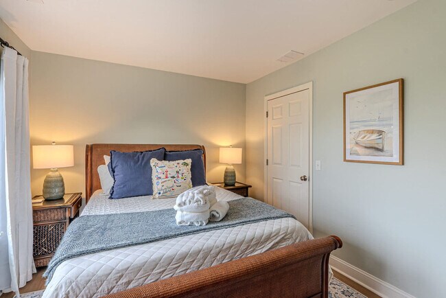 Building Photo - 8 Heath Dr