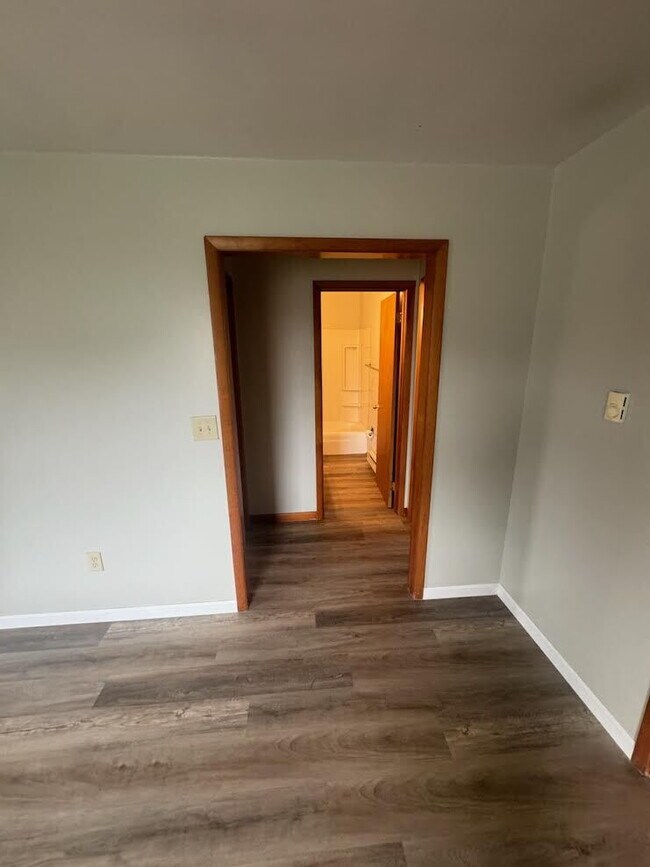 Building Photo - 2 Bed Single Level Apartment