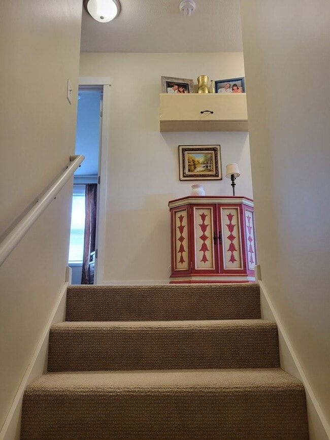Building Photo - 2 Level Townhome