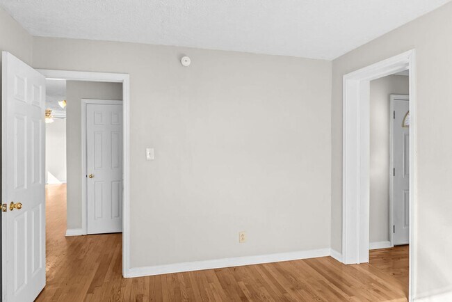 Building Photo - Updated 3bd/2bth home with Remodeled Master Suite & Prime Location!