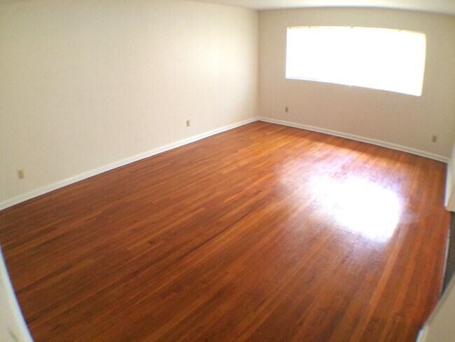 Building Photo - Charismatic 3 Bed 2 Bath Home!