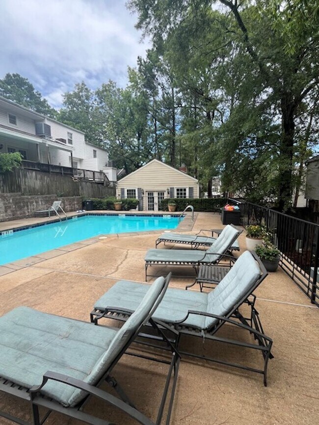 Building Photo - Elegant Colonial Style 2 Bedroom 2 and a half Bathroom Townhome in Little Rock