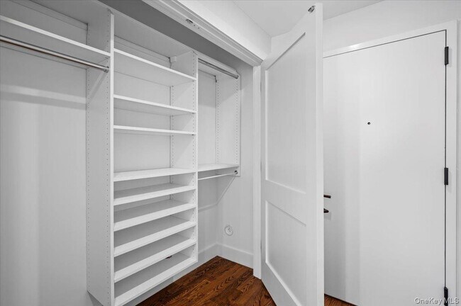 Building Photo - 422 E Boston Post Rd