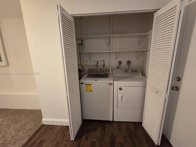 Building Photo - 9430 S Meadows Cir