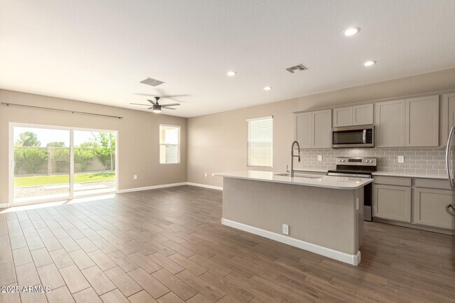 Building Photo - 1357 E Chillingham Rd