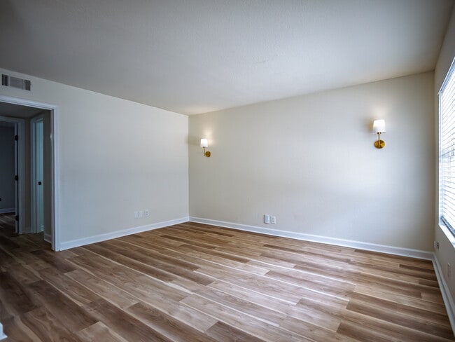 Building Photo - 1802 Jackson Ave W