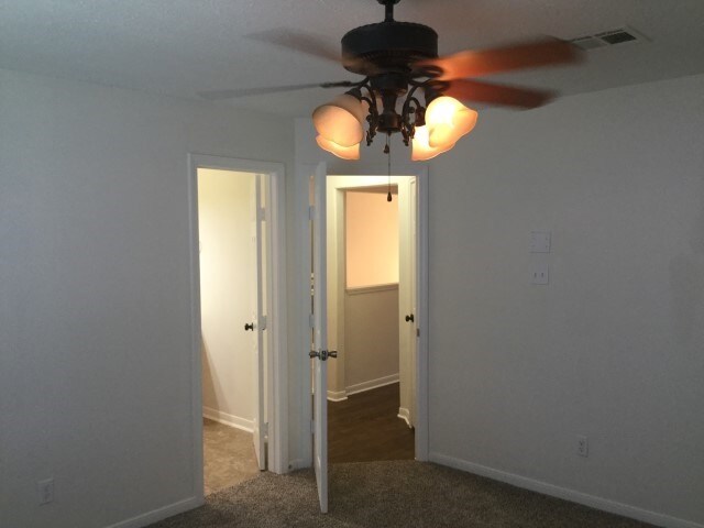 Building Photo - 10917 Spruce Dr N