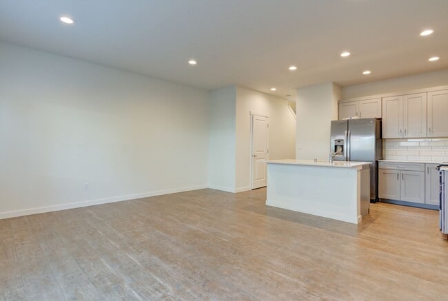 Building Photo - 3 Bedroom/2 Bath townhouse in Kettlecove community